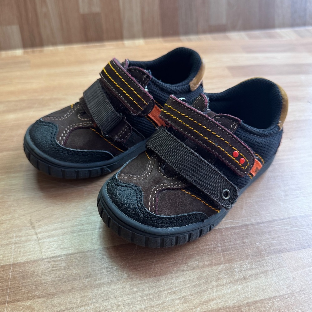 Umi toddler sneakers size 7, leather